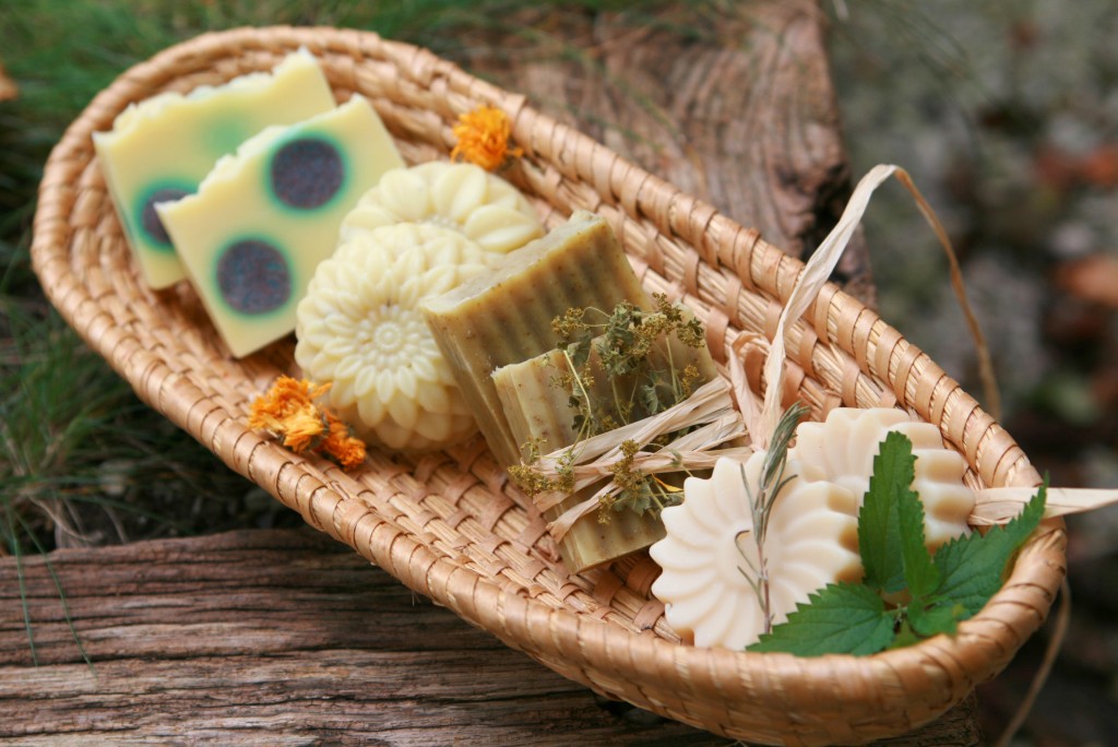 Lavendelseife, Ringelblumen-Sheabutter-Seife, Frauenmantelseife mit Walnussöl, Brennnessel-Haarseife mit Rosmarin